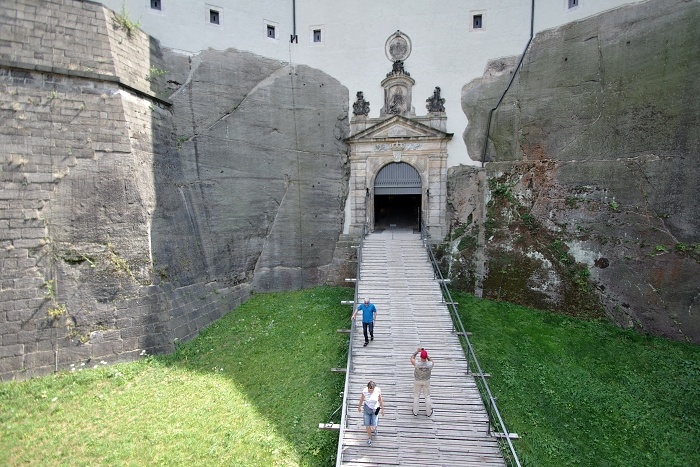 Největší skalní pevnost v Evropě. Saský předobraz Hlásky v Helmově žlebu?